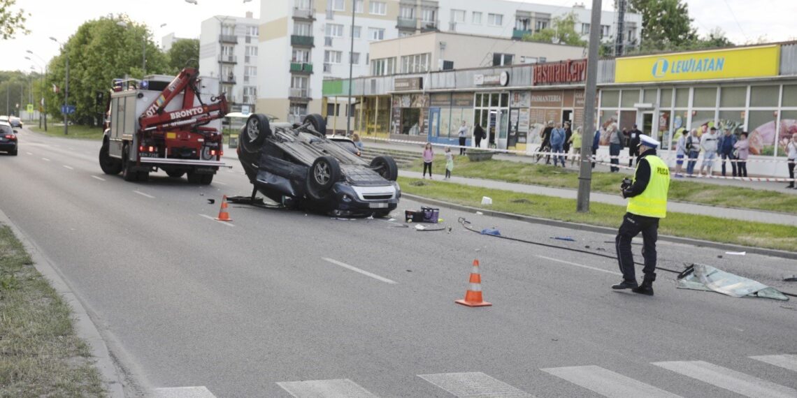 14.05.2022. Kielce. Dachowanie na skrzyżowaniu ulic Jesionowej i Marszałkowskiej / Fot. Jarosław Kubalski - Radio Kielce