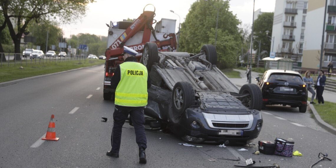 14.05.2022. Kielce. Dachowanie na skrzyżowaniu ulic Jesionowej i Marszałkowskiej / Fot. Jarosław Kubalski - Radio Kielce