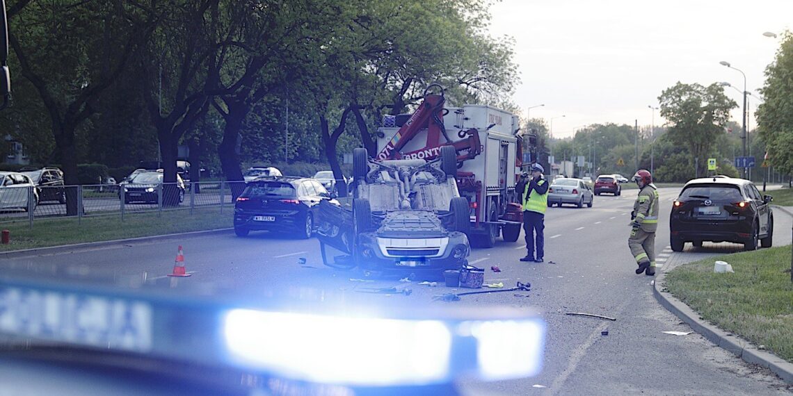 14.05.2022. Kielce. Dachowanie na skrzyżowaniu ulic Jesionowej i Marszałkowskiej / Fot. Jarosław Kubalski - Radio Kielce