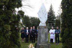 01.05.2022. Jędrzejów. Msza Święta w intencji ojczyzny. Pierwsze nabożeństwo majowe / Wiktor Taszłow / Radio Kielce