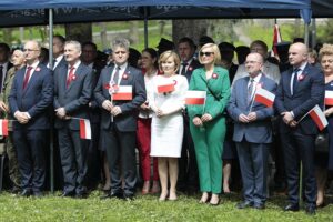 03.05.2022. Kielce. Obchody Święta Konstytucji 3 Maja. Na zdjęciu (od lewej): Piotr Wawrzyk - wiceminister spraw zagranicznych, Zbigniew Koniusz - wojewoda świętokrzyski, Krzysztof Słoń - senator, Anna Krupka - wiceminister sportu, Renata Janik - wicemarszałek województwa świętokrzyskiego, Marek Bogusławski - wicemarszałek województwa świętokrzyskiego, Rafał Nowak - wicewojewoda świętokrzyski / Wiktor Taszłow / Radio Kielce