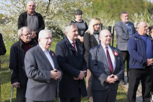 03.05.2022. Grzymała. Nabożeństwo majowe. Na zdjęciu (od lewej): poseł Krzysztof Lipiec, wojewoda Zbigniew Koniusz, Jan Bartosik - pełnomocnik PIS w powiecie buskim / Wiktor Taszłow / Radio Kielce