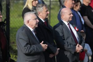 03.05.2022. Grzymała. Nabożeństwo majowe. Na zdjęciu (od lewej): poseł Krzysztof Lipiec, wojewoda Zbigniew Koniusz, Jan Bartosik - pełnomocnik PIS w powiecie buskim / Wiktor Taszłow / Radio Kielce