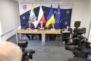 05.05.2022. Kielce. Konferencja członków Solidarnej Polski. Na zdjęciu (od lewej): Tomasz Jamka - członek zarządu województwa świętokrzyskiego, minister Michał Wójcik i poseł Mariusz Gosek / Wiktor Taszłow / Radio Kielce