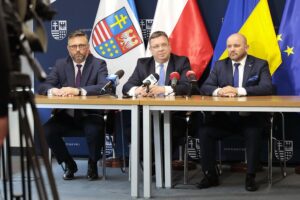 05.05.2022. Kielce. Konferencja członków Solidarnej Polski. Na zdjęciu (od lewej): Tomasz Jamka - członek zarządu województwa świętokrzyskiego, minister Michał Wójcik i poseł Mariusz Gosek / Wiktor Taszłow / Radio Kielce