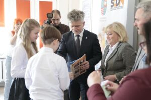 05.05.2022. Kielce. Szkoły dostają flagi w ramach projektu historycznego „Historia i tożsamość - polskie symbole narodowe”. Na zdjęciu (od lewej): Krzysztof Słoń - senator, Renata Bilska - zastępca departamentu Edukacji, Sportu, Turystyki i Spraw Zagranicznych UM w Kielcach / Wiktor Taszłow / Radio Kielce