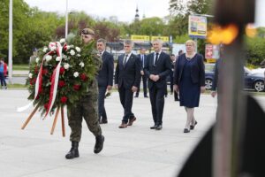 09.05.2022. Kielce. Uroczystości 77. rocznicy zakończenia II wojny światowej. Na zdjęciu (w środku): Jarosław Karyś - przewodniczący Radu Miasta Kielce, Krzysztof Słoń - senator PiS, Zbigniew Koniusz - wojewoda świętokrzyski, Bożena Szczypiór - zastępca prezydenta Kielc i Andrzej Bętkowski - marszałek województwa świętokrzyskiego / Wiktor Taszłow / Radio Kielce