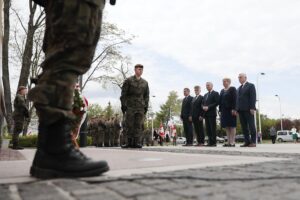 09.05.2022. Kielce. Uroczystości 77. rocznicy zakończenia II wojny światowej. Na zdjęciu (po prawej): Jarosław Karyś - przewodniczący Radu Miasta Kielce, Krzysztof Słoń - senator PiS, Zbigniew Koniusz - wojewoda świętokrzyski, Bożena Szczypiór - zastępca prezydenta Kielc i Andrzej Bętkowski - marszałek województwa świętokrzyskiego / Wiktor Taszłow / Radio Kielce