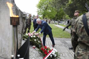 09.05.2022. Kielce. Uroczystości 77. rocznicy zakończenia II wojny światowej. Na zdjęciu (w środku): Andrzej Bętkowski - marszałek województwa świętokrzyskiego / Wiktor Taszłow / Radio Kielce