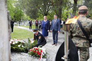 09.05.2022. Kielce. Uroczystości 77. rocznicy zakończenia II wojny światowej. Na zdjęciu (w środku): Bożena Szczypiór - zastępca prezydenta Kielc i Jarosław Karyś - przewodniczący Rady Miasta Kielce / Wiktor Taszłow / Radio Kielce