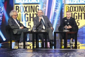 12.05.2022. Targi Kielce. Ceremonia ważenia przed galą Suzuki Boxing Night XV. Na zdjęciu (od lewej): Andrzej Mochoń - prezes Targów Kielce, Maciej Demele - wiceprezes Polskiego Związku Bokserskiego, Daniel Adamiec / Wiktor Taszłow / Radio Kielce