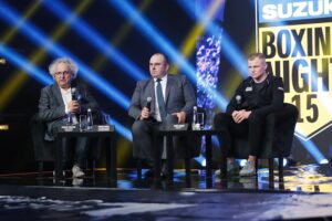 12.05.2022. Targi Kielce. Ceremonia ważenia przed galą Suzuki Boxing Night XV. Na zdjęciu (od lewej): Andrzej Mochoń - prezes Targów Kielce, Maciej Demele - wiceprezes Polskiego Związku Bokserskiego, Daniel Adamiec / Wiktor Taszłow / Radio Kielce