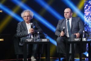 12.05.2022. Targi Kielce. Ceremonia ważenia przed galą Suzuki Boxing Night XV. Na zdjęciu (od lewej): Andrzej Mochoń - prezes Targów Kielce i Maciej Demele - wiceprezes Polskiego Związku Bokserskiego / Wiktor Taszłow / Radio Kielce