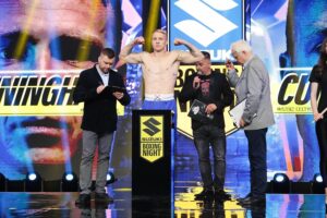 12.05.2022. Targi Kielce. Ceremonia ważenia przed galą Suzuki Boxing Night XV. Na zdjęciu (w środku): Shane Cunninghan / Wiktor Taszłow / Radio Kielce