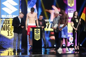 12.05.2022. Targi Kielce. Ceremonia ważenia przed galą Suzuki Boxing Night XV / Wiktor Taszłow / Radio Kielce