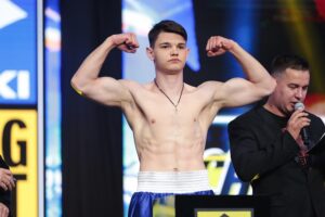 12.05.2022. Targi Kielce. Ceremonia ważenia przed galą Suzuki Boxing Night XV. Na zdjęciu: Cian Reddy / Wiktor Taszłow / Radio Kielce