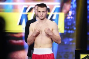 12.05.2022. Targi Kielce. Ceremonia ważenia przed galą Suzuki Boxing Night XV. Na zdjęciu (od lewej): Dominik Kida / Wiktor Taszłow / Radio Kielce