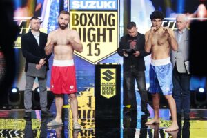 12.05.2022. Targi Kielce. Ceremonia ważenia przed galą Suzuki Boxing Night XV. Na zdjęciu (od lewej): Klemens Szczepaniak i Eray-Mert Gul / Wiktor Taszłow / Radio Kielce