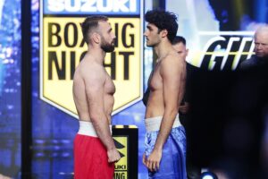 12.05.2022. Targi Kielce. Ceremonia ważenia przed galą Suzuki Boxing Night XV. Na zdjęciu (od lewej): Klemens Szczepaniak i Eray-Mert Gul / Wiktor Taszłow / Radio Kielce