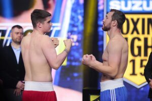 12.05.2022. Targi Kielce. Ceremonia ważenia przed galą Suzuki Boxing Night XV. Na zdjęciu (od lewej): Jakub Straszewski i Dmytro Bułgakow / Wiktor Taszłow / Radio Kielce