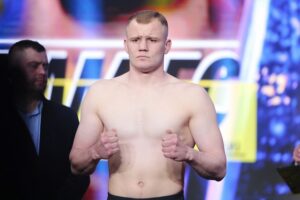 12.05.2022. Targi Kielce. Ceremonia ważenia przed galą Suzuki Boxing Night XV. Na zdjęciu: Daniel Adamiec / Wiktor Taszłow / Radio Kielce