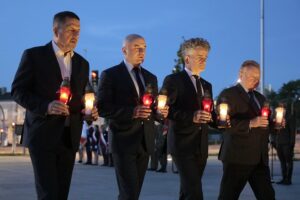 12.05.2022. Kielce. Uroczystości w związane z 87. rocznicą śmierci Józefa Piłsudskiego. Na zdjęciu (od lewej): Jarosław Karyś - przewodniczący kieleckiej rady miasta, Krzysztof Słoń - senator, Rafał Nowak - wicewojewoda świętokrzyski, Wiesław Koza - radny / Wiktor Taszłow / Radio Kielce