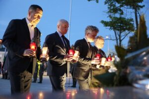 12.05.2022. Kielce. Uroczystości w związane z 87. rocznicą śmierci Józefa Piłsudskiego. Na zdjęciu (od lewej): Jarosław Karyś - przewodniczący kieleckiej rady miasta, Krzysztof Słoń - senator, Rafał Nowak - wicewojewoda świętokrzyski, Wiesław Koza - radny / Wiktor Taszłow / Radio Kielce