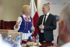 16.05.2022. Kielce. Spotkanie wojewody z KGW Jaworzanki. Na zdjęciu (od lewej): Grażyna Grudziecka - kierownik KGW Jaworzanki, Zbigniew Koniusz - wojewoda świętokrzyski / Wiktor Taszłow / Radio Kielce