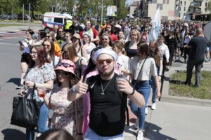 19.05.2022. Kielce. Korowód studentów idzie ulicami miasta / Wiktor Taszłow / Radio Kielce