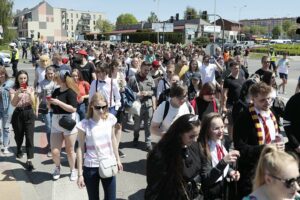 19.05.2022. Kielce. Korowód studentów idzie ulicami miasta / Wiktor Taszłow / Radio Kielce