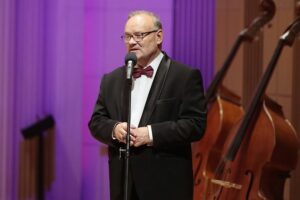 20.05.2022. Kielce. Filharmonia Świętokrzyska. Koncert laureatów XXIV Ogólnoszkolnego Konkursu Wykonawczego. Na zdjęciu: Artur Jaroń - pianista i dyrektor Zespołu Państwowych Szkół Muzycznych w Kielcach / Wiktor Taszłow / Radio Kielce