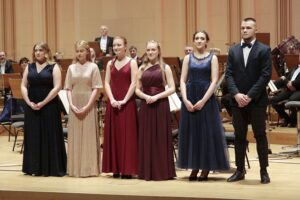 20.05.2022. Kielce. Filharmonia Świętokrzyska. Koncert laureatów XXIV Ogólnoszkolnego Konkursu Wykonawczego. Na zdjęciu (od lewej): Julita Niedzielska, Julia Szczakowska, Agata Radosińska, Emilia Bałaga, Julia Ślewa, Juliusz Lenckowski / Wiktor Taszłow / Radio Kielce