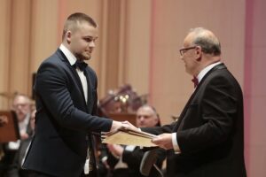 20.05.2022. Kielce. Filharmonia Świętokrzyska. Koncert laureatów XXIV Ogólnoszkolnego Konkursu Wykonawczego. Na zdjęciu (od lewej): Juliusz Lenckowski, Artur Jaroń - pianista i dyrektor Zespołu Państwowych Szkół Muzycznych w Kielcach / Wiktor Taszłow / Radio Kielce