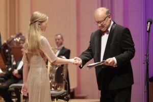 20.05.2022. Kielce. Filharmonia Świętokrzyska. Koncert laureatów XXIV Ogólnoszkolnego Konkursu Wykonawczego. Na zdjęciu (od lewej):Julia Szczakowska, Artur Jaroń - pianista i dyrektor Zespołu Państwowych Szkół Muzycznych w Kielcach / Wiktor Taszłow / Radio Kielce