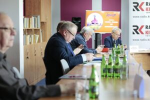 26.05.2022. Radio Kielce. Obrady jury Ogólnopolskiego Festiwalu Kultury Ludowej „Jawor u źródeł kultury” 2022. Na zdjęciu (od lewej): Zdzisław Makles – Radio Katowice, Arkadiusz Paluszkiewicz – Radio Łódź, Tadeusz Deszkiewicz – Radio Dla Ciebie / Wiktor Taszłow / Radio Kielce