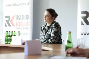 26.05.2022. Radio Kielce. Obrady jury Ogólnopolskiego Festiwalu Kultury Ludowej „Jawor u źródeł kultury” 2022. Na zdjęciu (od lewej): Lidia Biały – Radio Rzeszów / Wiktor Taszłow / Radio Kielce