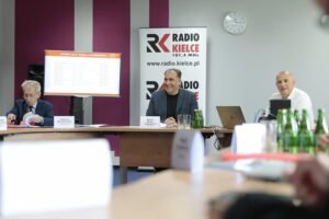 26.05.2022. Radio Kielce. Obrady jury Ogólnopolskiego Festiwalu Kultury Ludowej „Jawor u źródeł kultury” 2022. Na zdjęciu (od lewej): Tadeusz Deszkiewicz – Radio Dla Ciebie, Janusz Knap – prezes Radia Kielce, przewodniczący jury, Marek Wtorek – Radio Kielce / Wiktor Taszłow / Radio Kielce