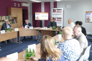 26.05.2022. Radio Kielce. Obrady jury Ogólnopolskiego Festiwalu Kultury Ludowej „Jawor u źródeł kultury” 2022. Na zdjęciu (od lewej): Arkadiusz Paluszkiewicz – Radio Łódź, Tadeusz Deszkiewicz – Radio Dla Ciebie, Janusz Knap – prezes Radia Kielce, przewodniczący jury, Marek Wtorek – Radio Kielce, Magdalena Sitek – Radio Kielce, Mariusz Dekert – Radio Lublin, Agata Koss-Dybała – Radio Lublin, Anna Minkiewicz – Radio Olsztyn / Wiktor Taszłow / Radio Kielce