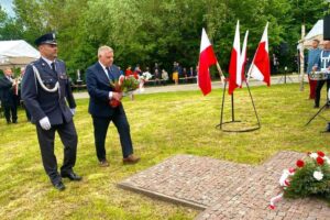 22.05.2022. Konary. Rocznica bitwy legionów J. Piłsudskiego. Na zdjęciu (od lewej): mjr Krzysztof Oszczudłowski - Wojskowe Centrum Rekrutacji w Sandomierzu i Jarosław Rusiecki - senator PiS / Grażyna Szlęzak / Radio Kielce