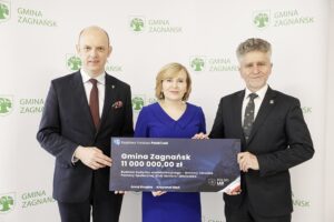 30.05.2022 Zagnańsk. Rządowy Fundusz Polski Ład. Środki na budowę Gminnego Ośrodka Pomocy Społecznej, klubu seniora i biblioteki. Na zdjęciu od lewej: wójt Zagnańska Wojciech Ślefarski, wiceminister sportu Anna Krupka i senator Krzysztof Słoń / Jarosław Kubalski / Radio Kielce