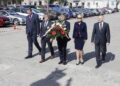 12.05.2022 Kielce. Złożenie wieńca przed pomnikiem Józefa Piłsudskiego. Na zdjęciu od lewej: sekretarz wojewódzki  PiS Daniel Walas, senator Krzysztof Słoń, przewodniczący sejmiku Andrzej Pruś, wicemarszałek Renata Janik i wojewoda Zbigniew Koniusz / Jarosław Kubalski / Radio Kielce