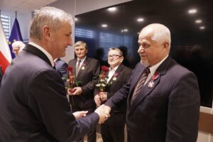 17.05.2022 Kielce.ŚUW. Odznaczenia państwowe za wybitne zasługi. Wojewoda Zbigniew Koniusz wręcza odznaczenie Piotrowi Kapturowi / Jarosław Kubalski / Radio Kielce