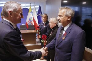 17.05.2022 Kielce.ŚUW. Odznaczenia państwowe za wybitne zasługi. Wojewoda Zbigniew Koniusz wręcza odznaczenie Kazimierzowi Kuładze / Jarosław Kubalski / Radio Kielce