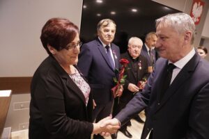 17.05.2022 Kielce.ŚUW. Odznaczenia państwowe za wybitne zasługi. Wojewoda Zbigniew Koniusz wręcza odznaczenie Grażynie Kępie / Jarosław Kubalski / Radio Kielce