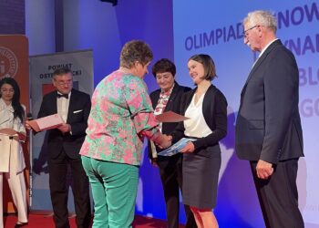 28.05.2022. Ostrowiec Św. Ogólnopolska Olimpiada Innowacji Technicznych i Wynalazczości. Na zdjęciu (druga z prawej): Anna Szatkowska, uczennica z Kalisza, zwyciężczyni olimpiady / Emilia Sitarska / Radio Kielce