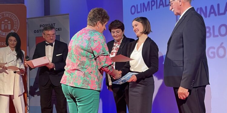 28.05.2022. Ostrowiec Św. Ogólnopolska Olimpiada Innowacji Technicznych i Wynalazczości. Na zdjęciu (druga z prawej): Anna Szatkowska, uczennica z Kalisza, zwyciężczyni olimpiady / Emilia Sitarska / Radio Kielce