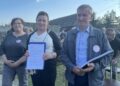 05.05.2022. Ruda Kościelna. Spotkanie z mieszkańcami wsi. Na zdjęciu (od lewej): Ewa Karwacka - sołtys Rudy Kościelnej, Joanna Suska - burmistrz Ćmielowa, Jerzy Sykała - radny rady gminy w Ćmielowie / Emilia Sitarska / Radio Kielce