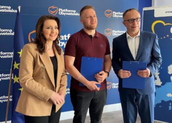 31.05.2022. Kielce. Na zdjęciu (od lewej): poseł Marzena Okła- Drewnowicz - wiceprzewodnicząca PO, Dawid Albowicz, Artur Gierada – przewodniczący PO w regionie / Michał Kita / Radio Kielce