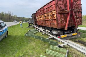 06.05.2022. Kolizja na drodze ekspresowej nr 7. Ciężarówka wjechała w barierki / Wiktor Taszłow / Radio Kielce