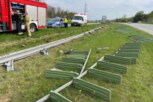 06.05.2022. Kolizja na drodze ekspresowej nr 7. Ciężarówka wjechała w barierki / Wiktor Taszłow / Radio Kielce